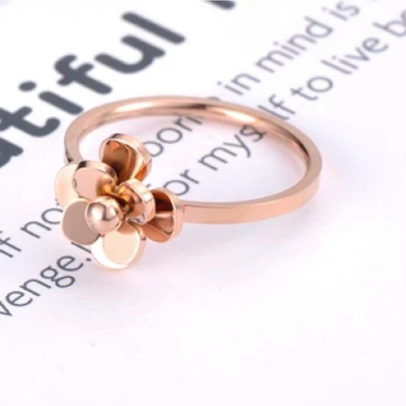 Rose gold camellia stainless steel ring size 8 NIB - Picture 4 of 5